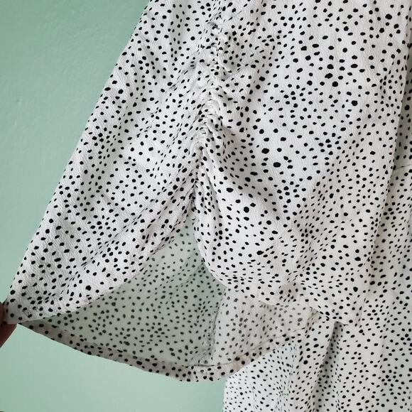 Torrid Womens White Black Dot Crepe Ruched Short Sleeve Blouse Top Size 5 - Picture 5 of 7